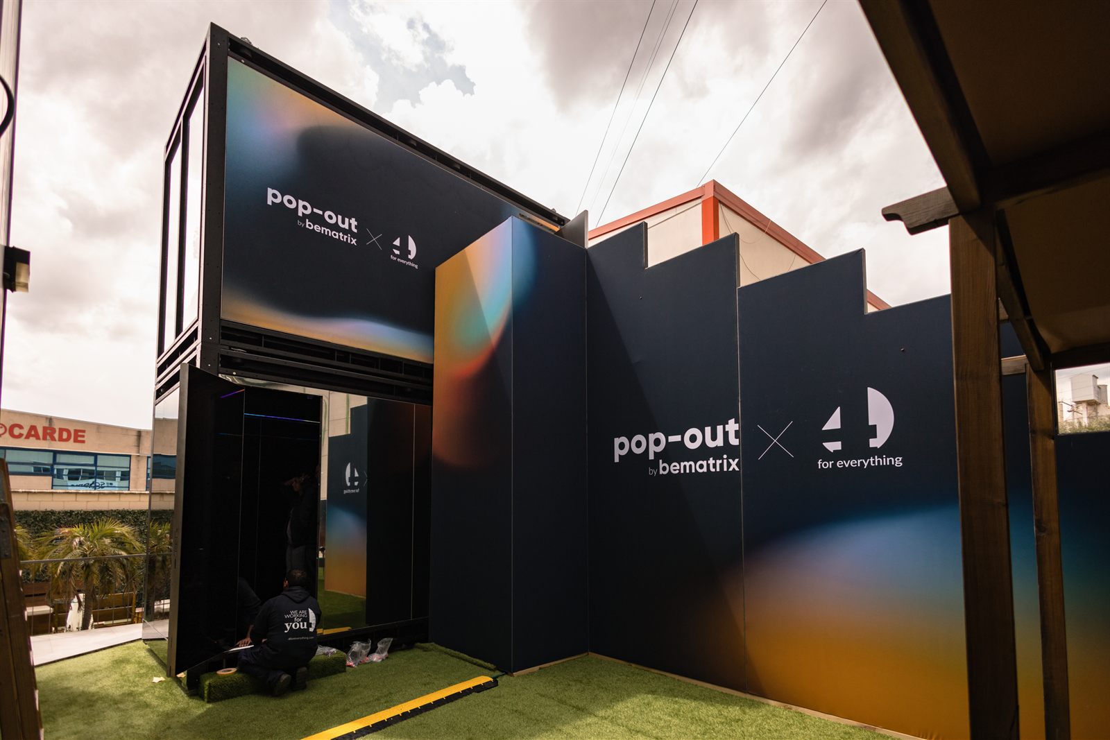 Pop-Out Advanced con paneles branded pop-out by bematrix durante el montaje