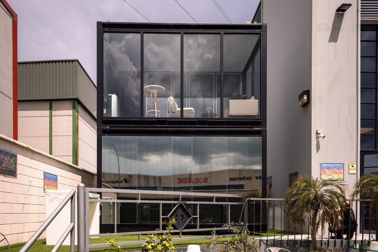 Pop-Out Advanced de dos alturas con cerramiento acristalado y zona exterior de cesped