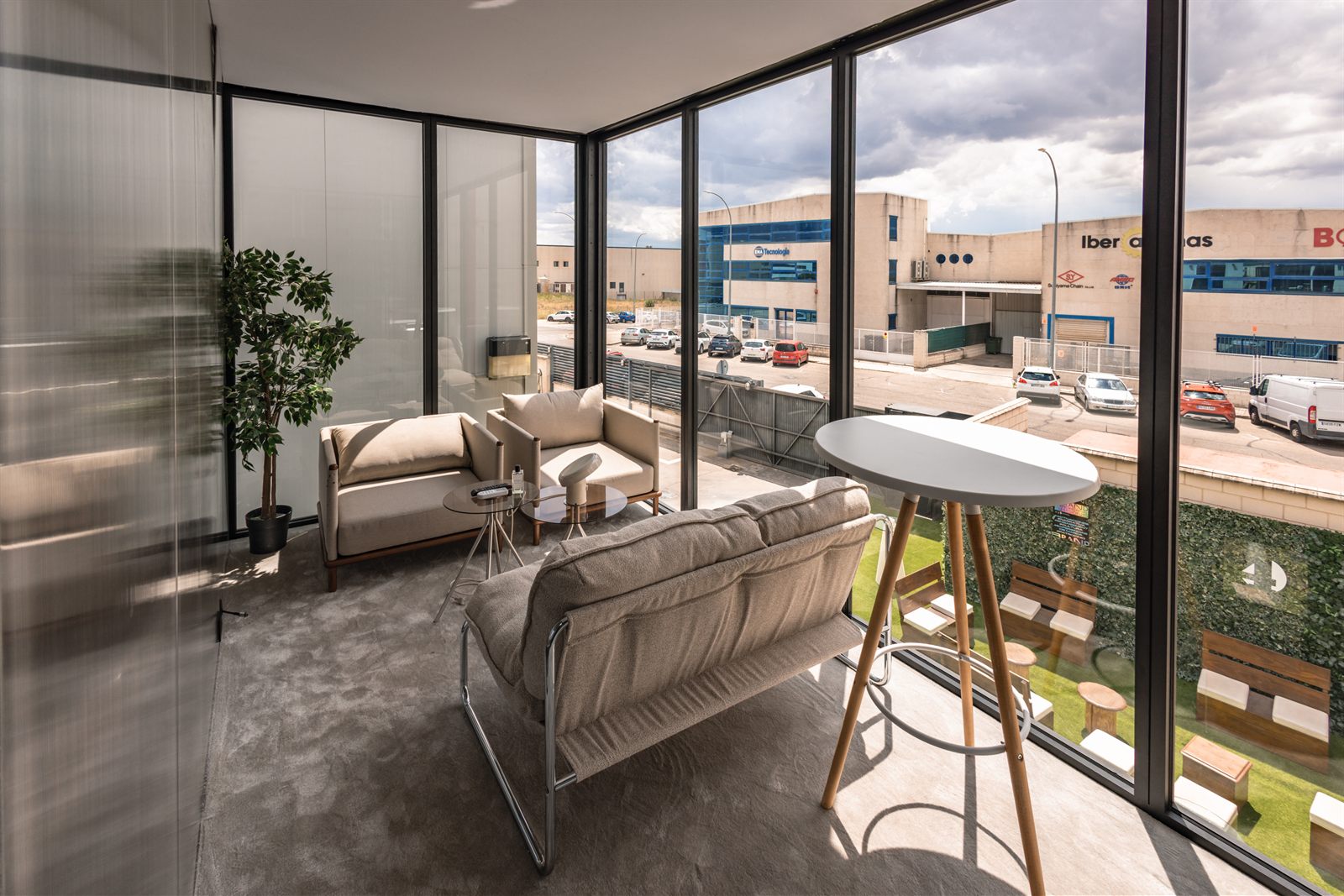 Interior de la planta superior del Pop-Out Advanced con zona lounge y ventanales